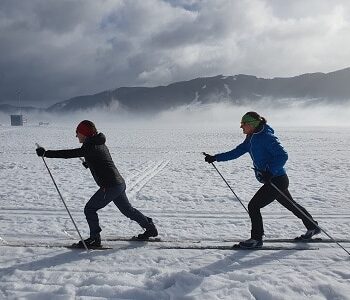 zwei langlauf Schifahrer