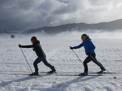 zwei langlauf Schifahrer